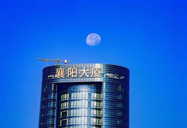天气晴好，武汉出现“日月同辉”景观